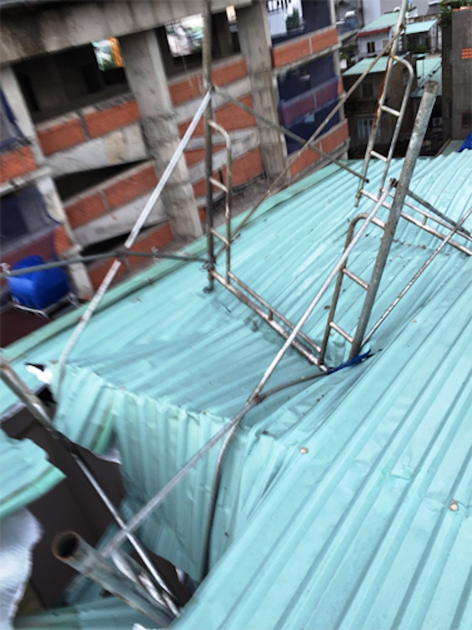 Dân nơm nớp sống bất an dưới những công trình xây dựng - 7 Hệ thống giàn giáo tại công trình thi công dự án Richmond City (quận Bình Thạnh) bất ngờ rơi từ tầng 20 xuống làm thủng 4 nóc nhà dân