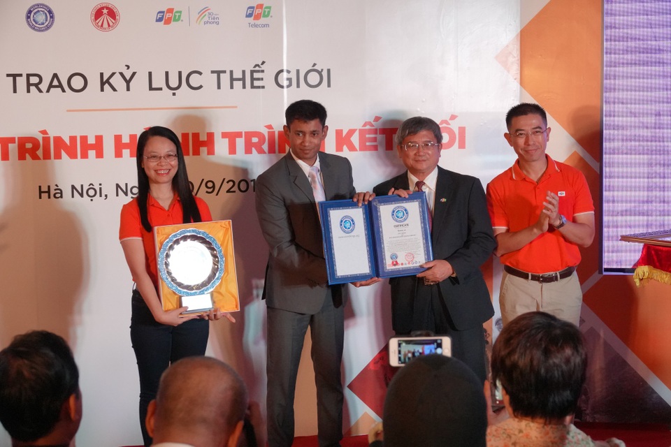 FPT nhận kỷ lục thế giới nhờ… chạy xuyên Việt - 2
Tổng giám đốc FPT, Bùi Quang Ngọc nhận chứng nhận kỷ lục thế giới từ ông Biswaroop Roy Chowdhury