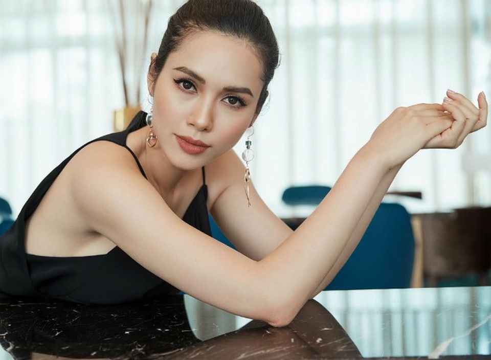 Tân hoa hậu Tiểu Vy thân thiết cùng Ngọc Hân; Loạt sao Việt chia sẻ về đám cưới Trường Giang - 7 Á hậu Hoàng My xinh đẹp hút ánh nhìn trong bức ảnh chụp ở Phú Quốc. Người đẹp chia sẻ: Có những phụ nữ tự đánh mất mình trong thử thách. Có những phụ nữ mạnh mẽ, hoàn thiện mình hơn cũng từ những thử thách.