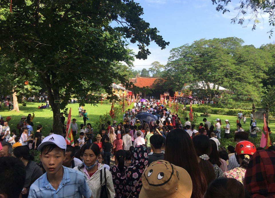 Con đường hướng vào cửa Ngọ môn chật cứng người dân và du khách.