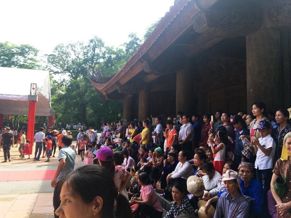 Người dân và du khách xem chương trình tổng duyệt.