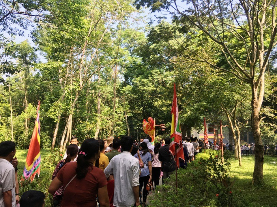 Người dân và du khách hướng về mộ vua Lê Thái Tổ để dâng hương.