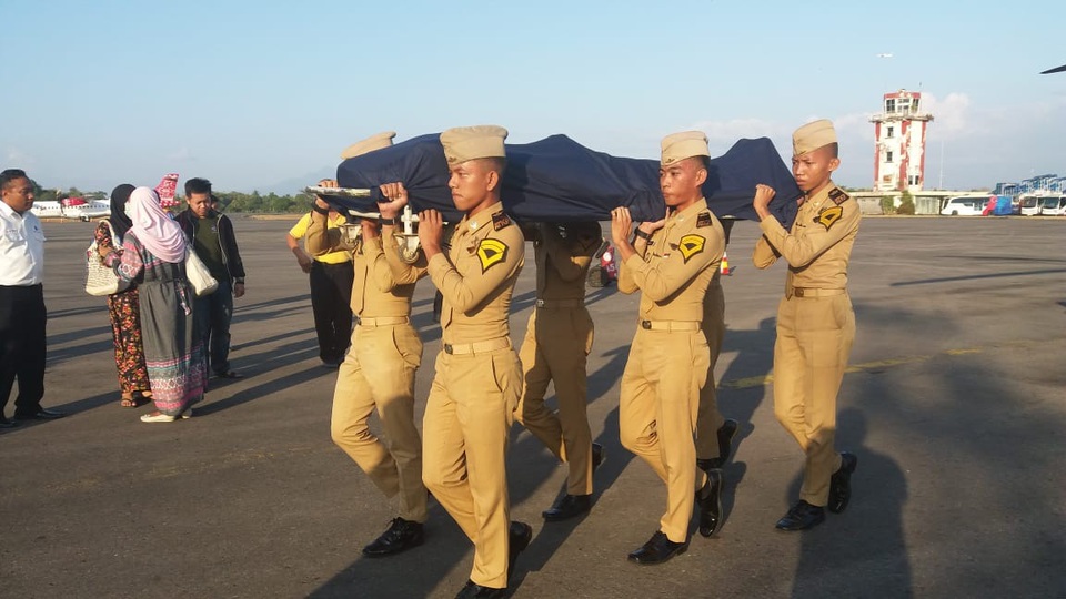 Nhân viên không lưu Indonesia hy sinh tính mạng đưa máy bay thoát khỏi thảm họa động đất - 1 Linh cữu của Anthonius Gunawan Agung được các quân nhân đưa đi an táng (Ảnh: Twitter)