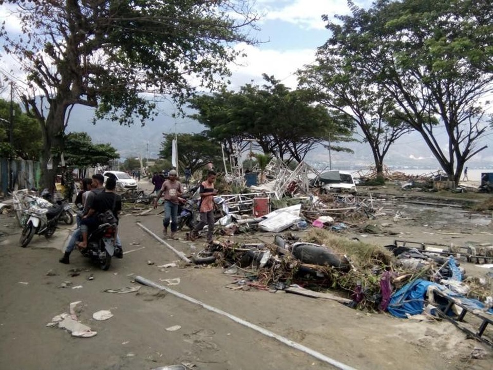 Số người chết do thảm họa động đất/sóng thần Indonesia tăng lên 832 người - 4 Người dân Indonesia tới các khu vực tập kết thi thể xác nhận danh tính người nhà (Ảnh: Reuters)