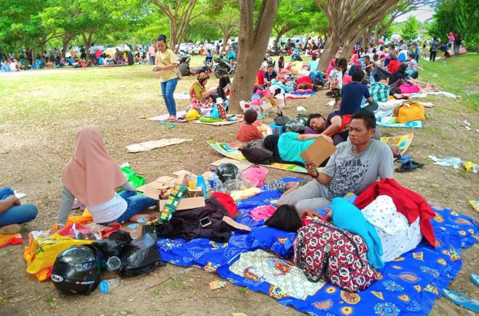 Số người chết do thảm họa động đất/sóng thần Indonesia tăng lên 832 người - 6 Nhiều người dân Indonesia đã rơi vào cảnh màn trời, chiếu đất sau thảm họa tự nhiên (Ảnh: Reuters)