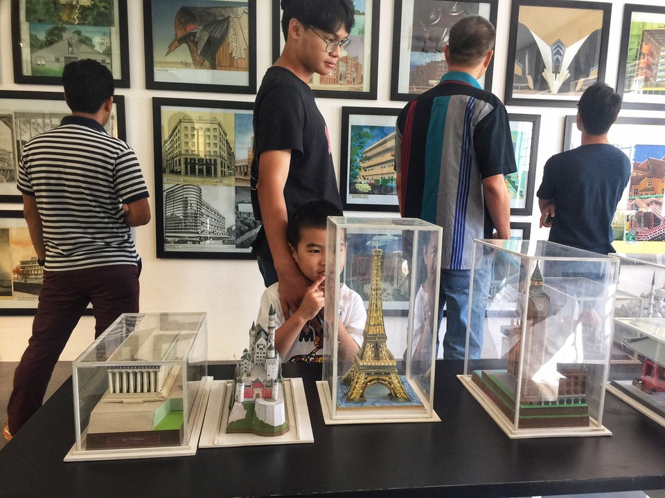Chiêm ngưỡng những kiệt tác kiến trúc thế giới ngay giữa lòng Hà Nội - 3 Khách tham quan chiêm ngưỡng những mô hình tái hiện các kiệt tác kiến trúc trên thế giới.