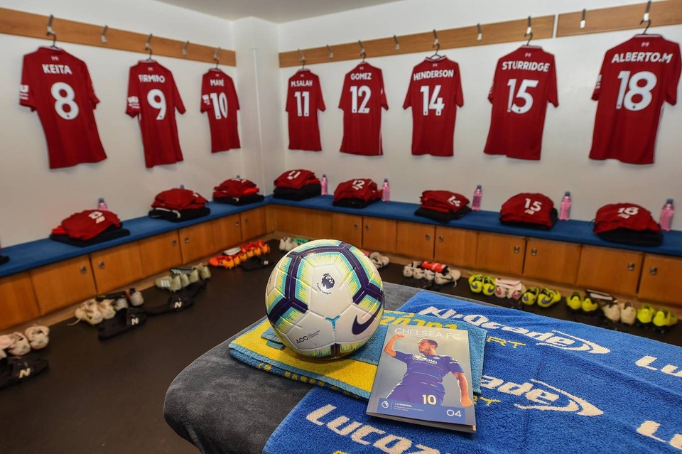 
Trong phòng thay đồ của các cầu thủ Liverpool, quyển tạp chí với tấm bìa in hình Hazard được đặt trong phòng
