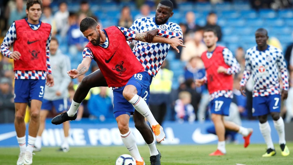 
Các cầu thủ Chelsea khởi động trước khi thi đấu với Liverpool
