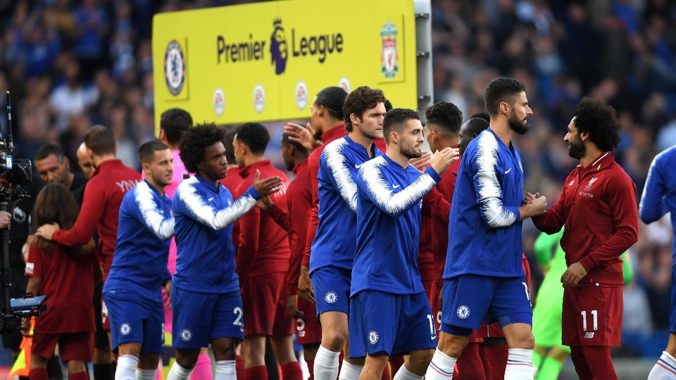 
Cầu thủ hai đội bắt tay chào hỏi trước khi trận đấu diễn ra
