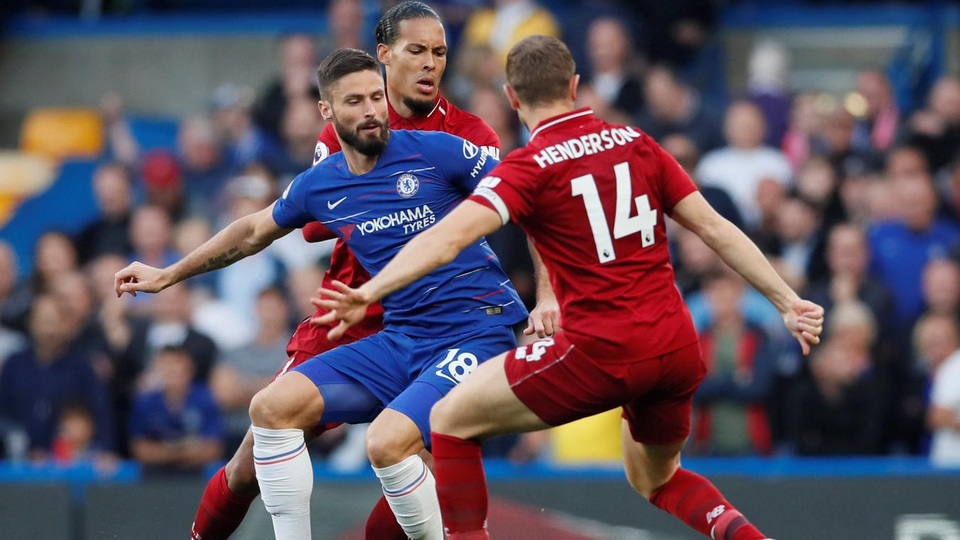 
Giroud trong vòng vây của các cầu thủ Liverpool, tiền đạo người Pháp đã chiếm được sự tin tưởng của huấn luyện viên Sarri và gần đây anh thường xuyên được đá chính
