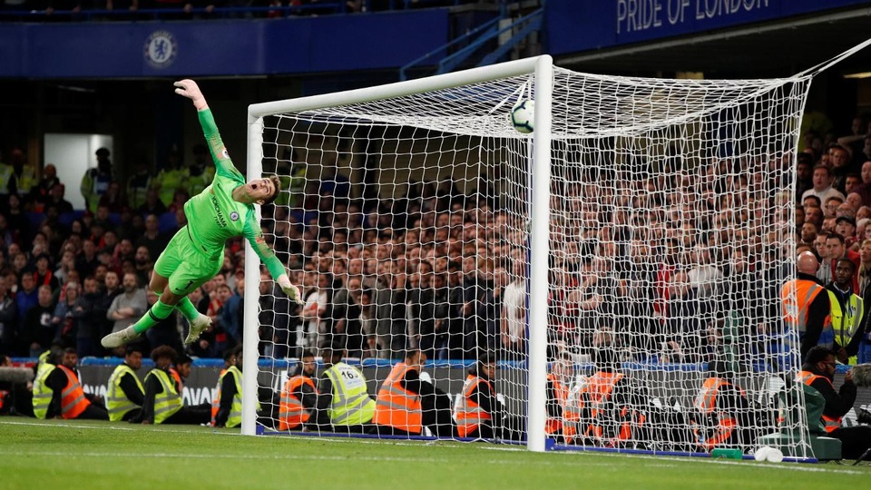 
Bất ngờ nổ ra ở phút 89 với cú sút xa hoàn hảo của Sturridge. Sức bật của thủ thành Arrizabalaga
