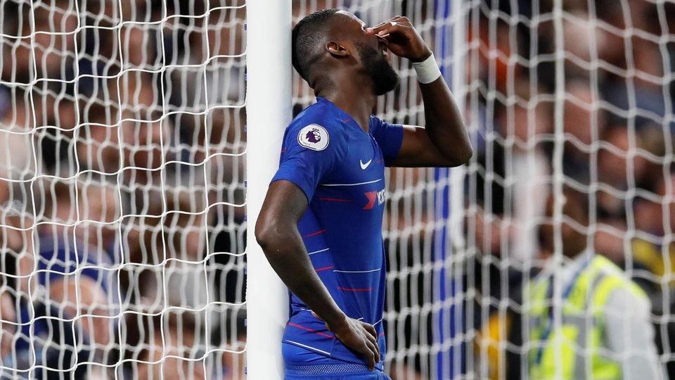 
Rudiger đầy thất vọng khi đội bóng của anh bị gỡ hòa, không thể trách các cầu thủ Chelsea trong tình huống bị thủng lưới bởi chẳng ai nghĩ được có bàn thắng ở vị trí như vậy ngoại trừ chính tác giả Sturridge
