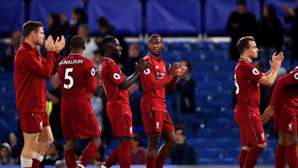 
Các cầu thủ Liverpool cảm ơn người hâm mộ sau trận đấu. Thoát thua trên sân Chelsea, Liverpool tụt xuống thứ hai, nhưng họ chỉ kém Man City về chỉ số phụ, cả hai đều được 19 điểm
