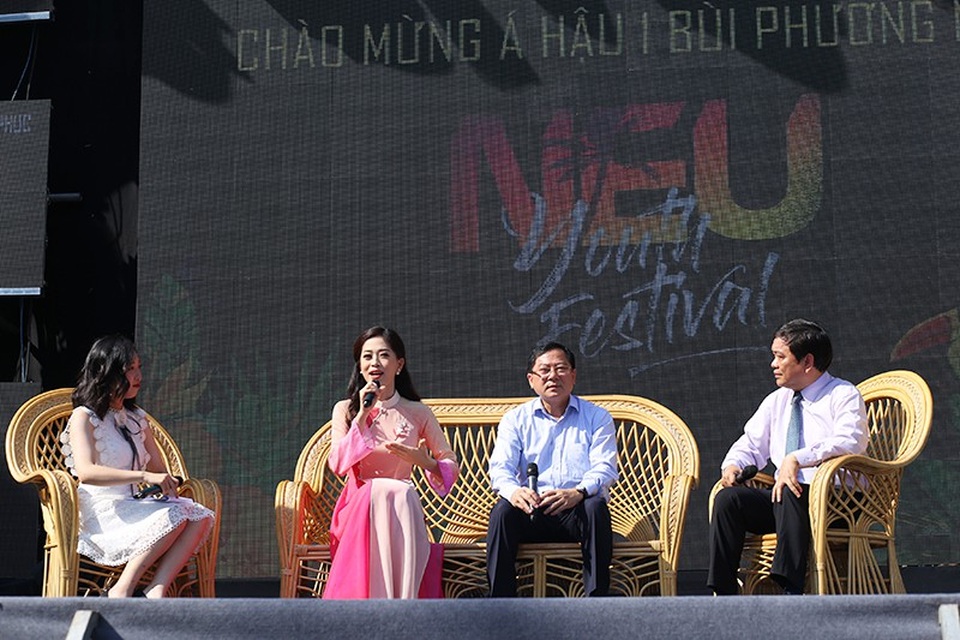 Á hậu Phương Nga tiếp sức tân sinh viên tại Ngày hội tuổi trẻ 2018 - 2
Cô chia sẻ về bí quyết giữ nguồn năng lượng tích cực khi lịch trình làm việc ngày càng dày đặc mà vẫn giữ được thành tích học tập đáng nể.