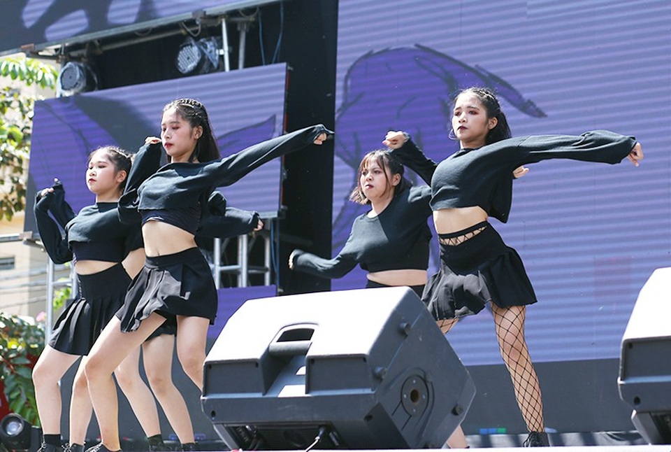 Á hậu Phương Nga tiếp sức tân sinh viên tại Ngày hội tuổi trẻ 2018 - 9
Các dancer nữ cá tính, nóng bỏng mang đến bước nhảy mạnh mẽ
