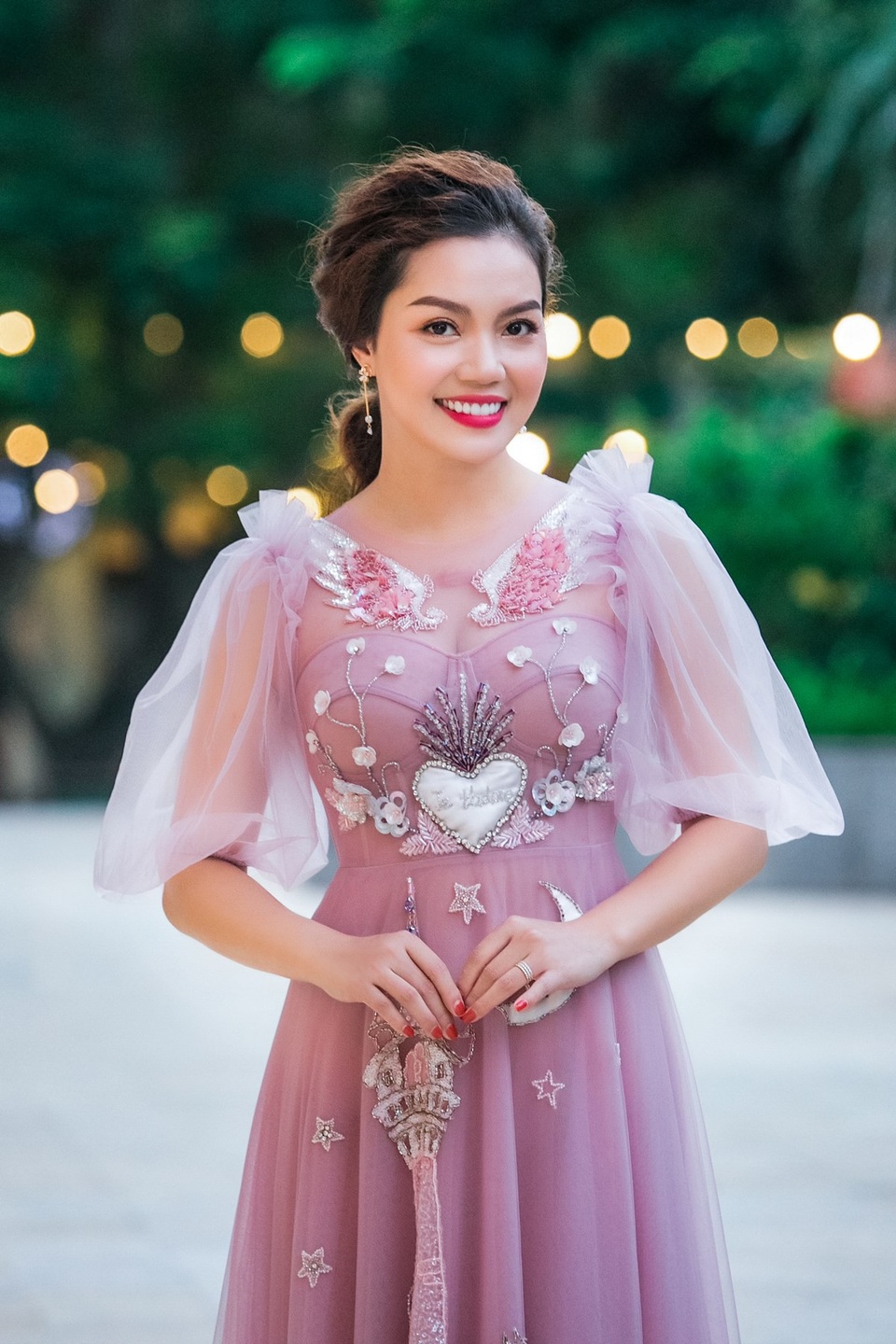 Ngọc Hân, Ngọc Anh, Ngọc Nữ đọ sắc rạng ngời - 7 Ca sĩ Ngọc Anh có gương mặt đẹp và nụ cười duyên. Trong bộ đầm hồng bánh bèo, Ngọc Anh xinh đẹp, nữ tính.