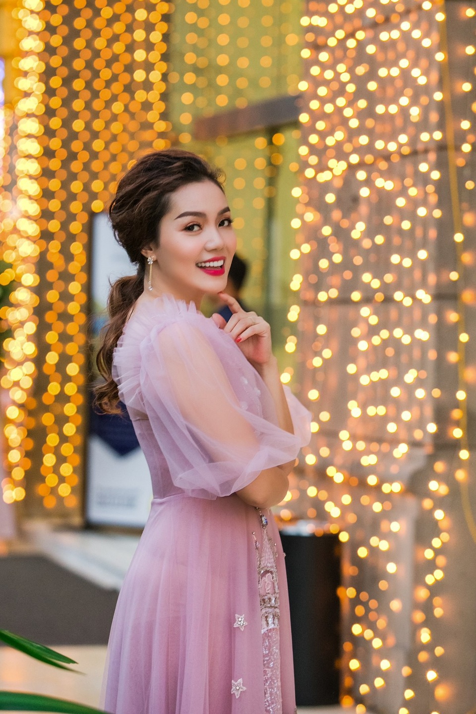 Ngọc Hân, Ngọc Anh, Ngọc Nữ đọ sắc rạng ngời - 8 Bận rộn với lịch diễn dày đặc, cô vẫn tranh thủ thời gian để tập luyện thể thao để có được một ngoại hình thon gọn.
