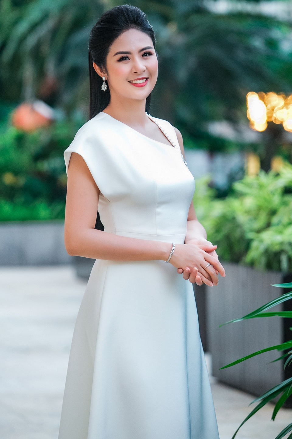 Ngọc Hân, Ngọc Anh, Ngọc Nữ đọ sắc rạng ngời - 4 Sau 8 năm đăng quang, Ngọc Hân được xem là hình mẫu Hoa hậu lý tưởng để nhiều thế hệ đàn em học tập. Cô không xây dựng hình tượng theo hướng sang chảnh hay gia nhập cuộc đua hàng hiệu như các người đẹp khác trong showbiz mà luôn trung thành với hình ảnh giản dị, gần gũi.