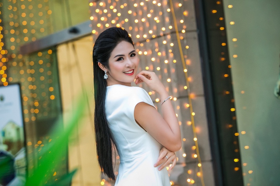 Ngọc Hân, Ngọc Anh, Ngọc Nữ đọ sắc rạng ngời - 5 Đằng sau ánh hào quang của ngôi vị Hoa hậu, Ngọc Hân cũng như hầu hết các người đẹp đều bị áp lực về việc giữ gìn hình ảnh trong mắt công chúng. Để luôn “tỏa sáng” trong mỗi lần xuất hiện là điều không hề dễ dàng với nàng Hậu.