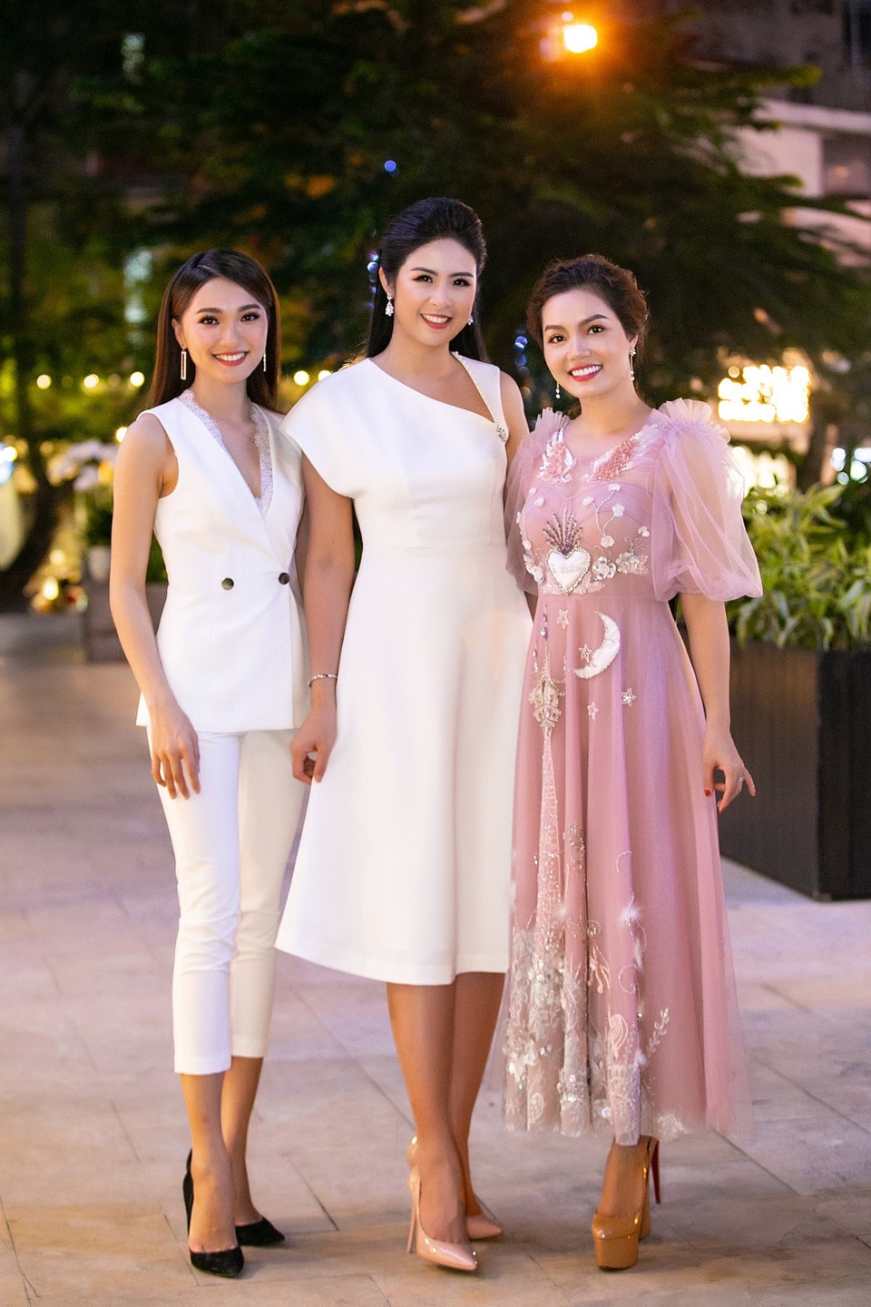 Ngọc Hân, Ngọc Anh, Ngọc Nữ đọ sắc rạng ngời - 1 Mới đây, cả 3 nàng Ngọc: Ngọc Hân, Ngọc Anh, Ngọc Nữ cùng xuất hiện với hình ảnh cuốn hút và thần thái rạng rỡ khi góp mặt tại một sự kiện khai trương ở Hà Nội.