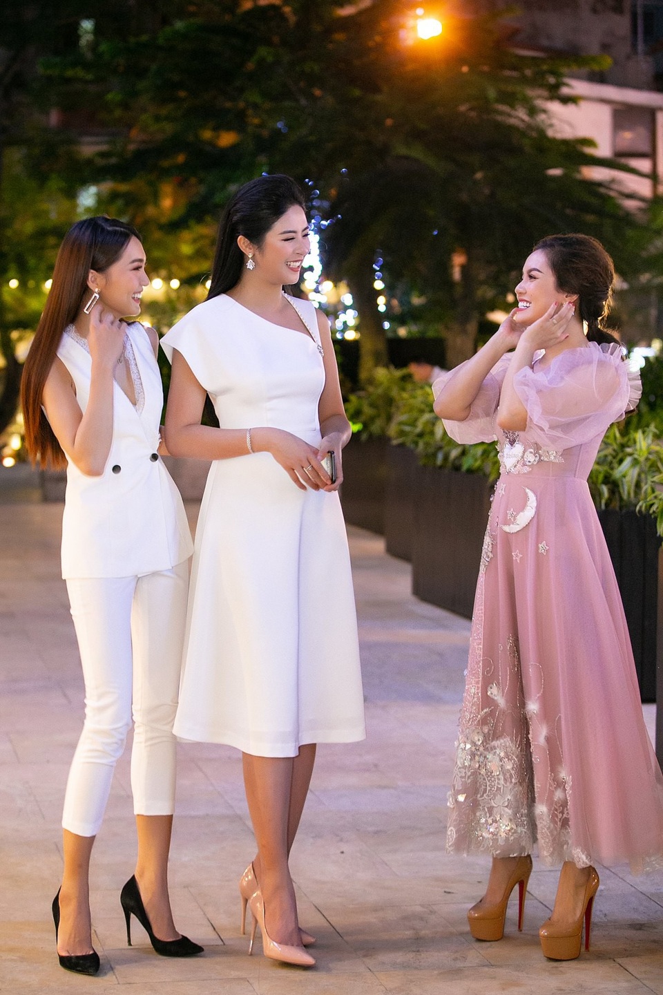 Ngọc Hân, Ngọc Anh, Ngọc Nữ đọ sắc rạng ngời - 3 Tại đây cả 3 có những chia sẻ xung quanh vấn đề làm đẹp. Có thể nói đây là dịp hiếm hoi mà bộ 3 “Tam Ngọc” có dịp đọ sức hút cùng nhau.