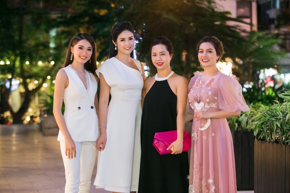 Ngọc Hân, Ngọc Anh, Ngọc Nữ đọ sắc rạng ngời - 2 Với bí quyết giữ gìn hình ảnh ngày càng tươi mới, cả ba nhận được nhiều lời khen ngợi về nhan sắc.