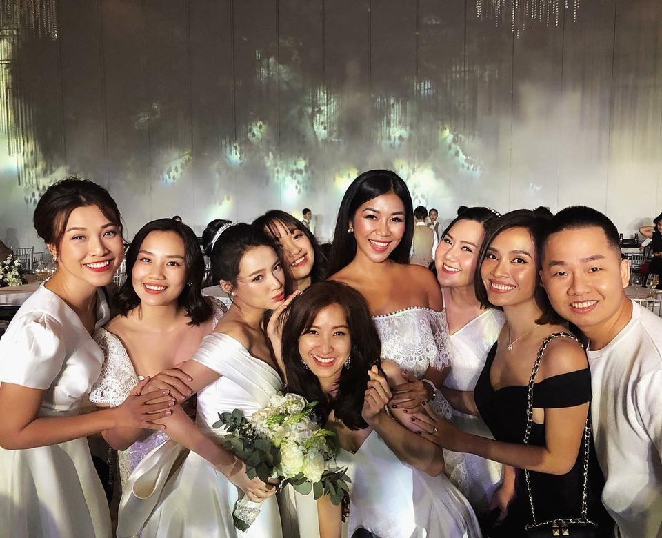 Tân hoa hậu Tiểu Vy thân thiết cùng Ngọc Hân; Loạt sao Việt chia sẻ về đám cưới Trường Giang - 4 Nhóm bạn thân của Nhã Phương cũng dành lời chúc cho cô trong ngày vui: “Chúc mừng cô gái mạnh mẽ xinh đẹp Nhã Phương đã tìm được hạnh phúc của đời mình, có một ngày cưới thật ý nghĩ là rạng rỡ bên cạnh những người thân yêu, chúc cô dâu chú rể mọi điều tốt đẹp nhất! Bầy nữ còn lại ai sẽ là người tiếp theo chống lầy?.