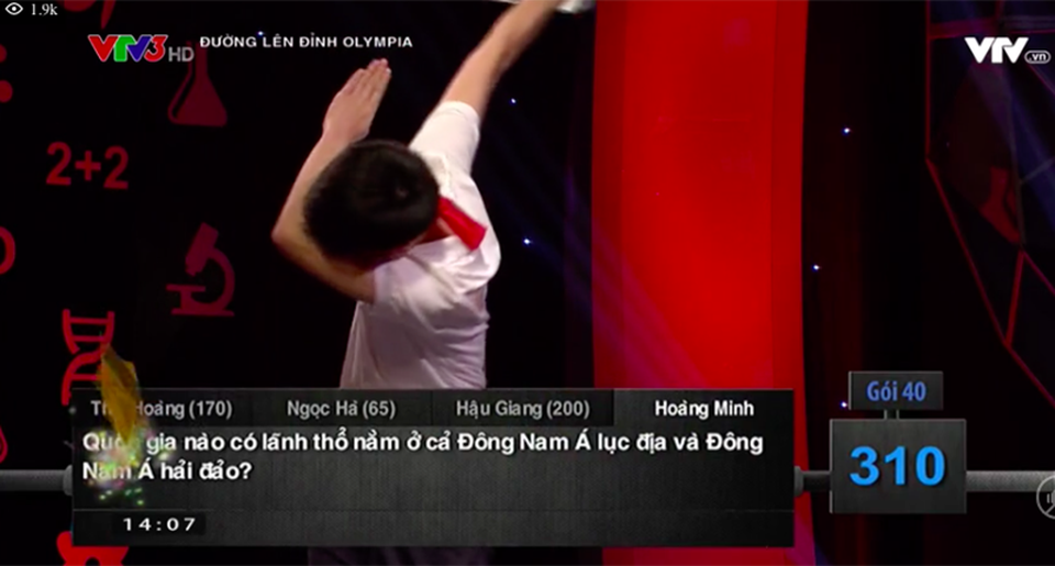 Hoàng Minh “phá dớp” không vượt qua vòng thi Tháng Olympia của trường Trần Phú - 3 Hoàng Minh tạo dáng Dab ăn mừng chiến thắng ở cuộc thi Tháng 1 Quý 1