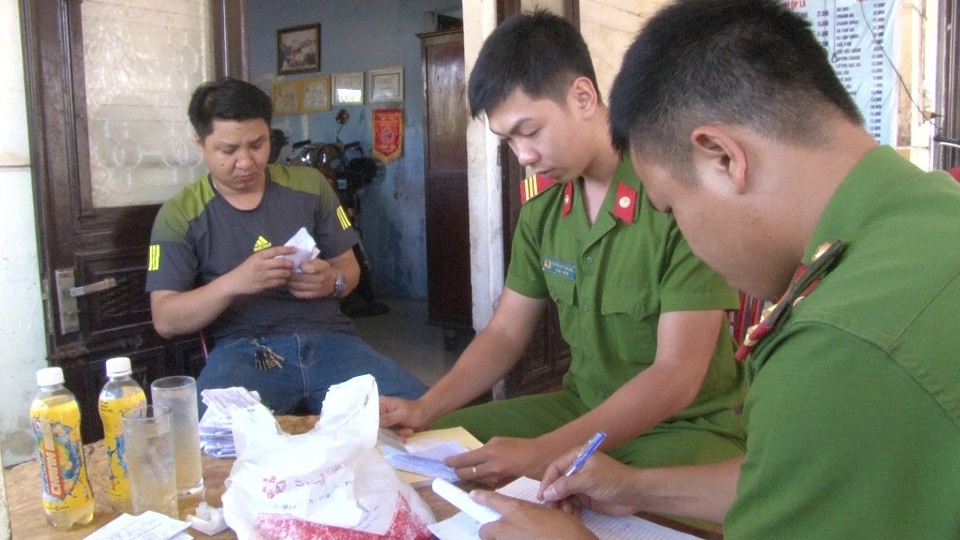 Hàng trăm xe cầm cố ở các tiệm cầm đồ sai quy định - 1 Ở tiệm cầm đồ Rôn đường Lê Quý Đôn, chủ tiệm đã cất giấu 79/82 xe máy ở địa chỉ khác (số 36 đường Nguyễn Khoa Vy, phường Vỹ Dạ) không đúng nơi đăng ký kinh doanh gây khó khăn cho cơ quan chức năng kiểm tra, giám sát hoạt động kinh doanh có điều kiện về an ninh trật tự