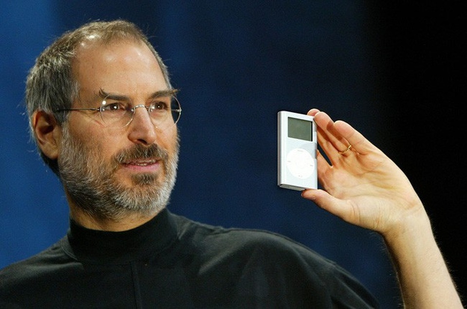 11 bài học từ Steve Jobs dành cho doanh nhân khởi nghiệp - 1 Steve Jobs giới thiệu iPod lần đầu tiên vào năm 2001 - Ảnh: Wired.