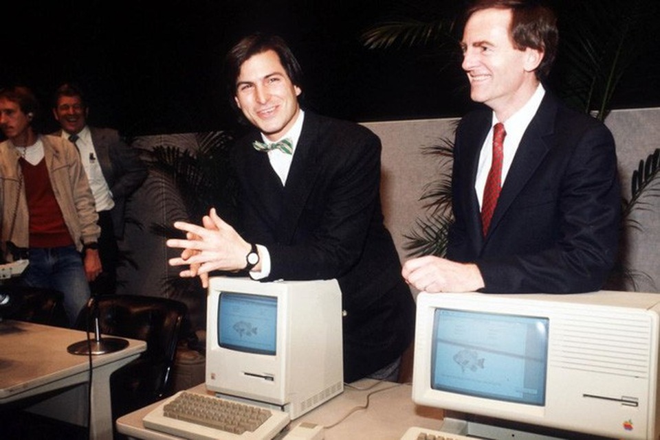 11 bài học từ Steve Jobs dành cho doanh nhân khởi nghiệp - 2 Steve Jobs (giữa) tại sự kiện ra mắt Macintosh mới vào năm 1984 - Ảnh: ABC.