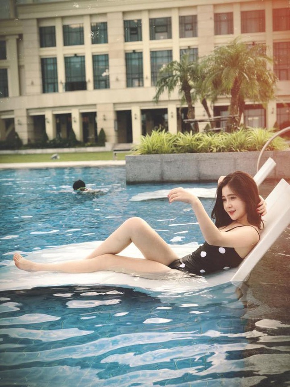 Hot girl Đà Nẵng và "cô em út họ Hồ" đẹp xuất sắc với bikini - 4
Hot girl Đà Nẵng lần lượt đập tan những tin đồn thất thiệt ấy và lấy lại được thiện cảm từ phía dân mạng.