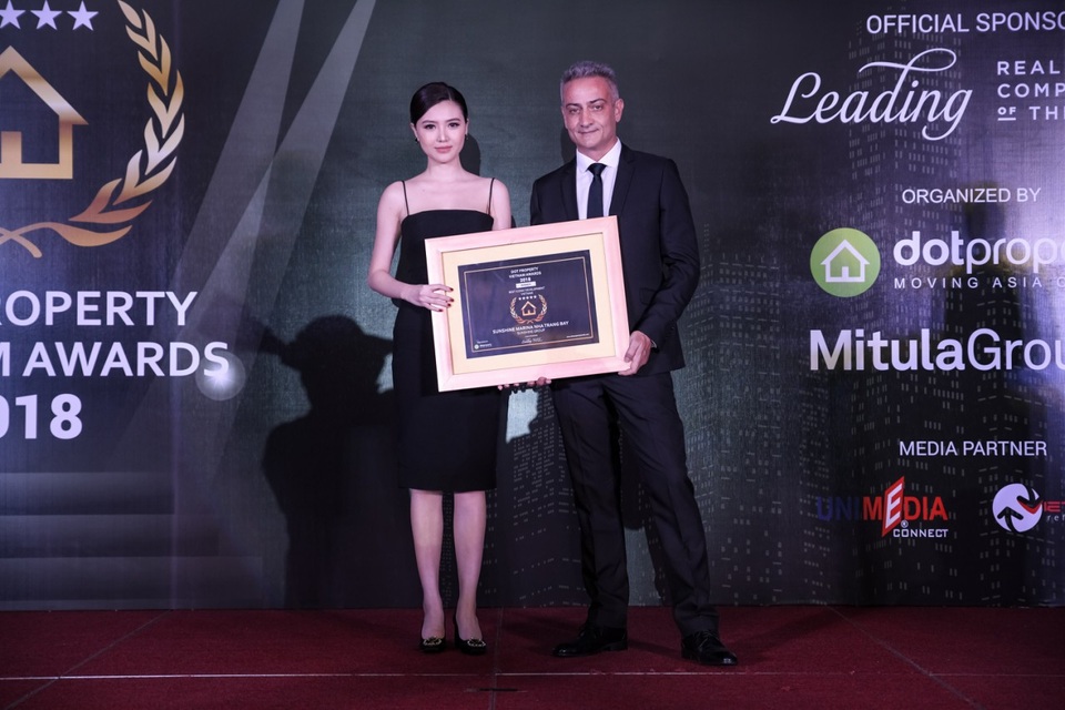 Sunshine Group đột phá với 3 dòng bất động sản siêu sang sắp ra mắt - 3 Nữ hoàng sắc đẹp toàn cầu 2016 Ngọc Duyên - Đại sứ thương hiệu Tập đoàn Sunshine Group, Giám đốc phát triển dự án Sunshine Marina Nha Trang Bay nhận giải thưởng của DOT Property Vietnam.