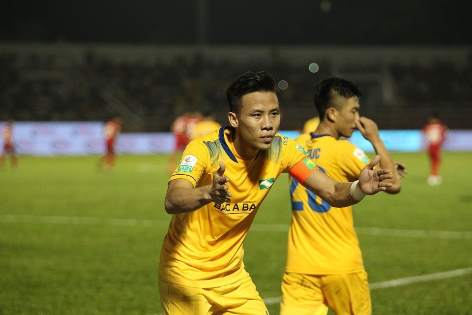 SL Nghệ An vừa đá vừa lo giữ chân tài năng - 1
SL Nghệ An trước nỗi lo mất Quế Ngọc Hải sau khi V-League 2018 kết thúc