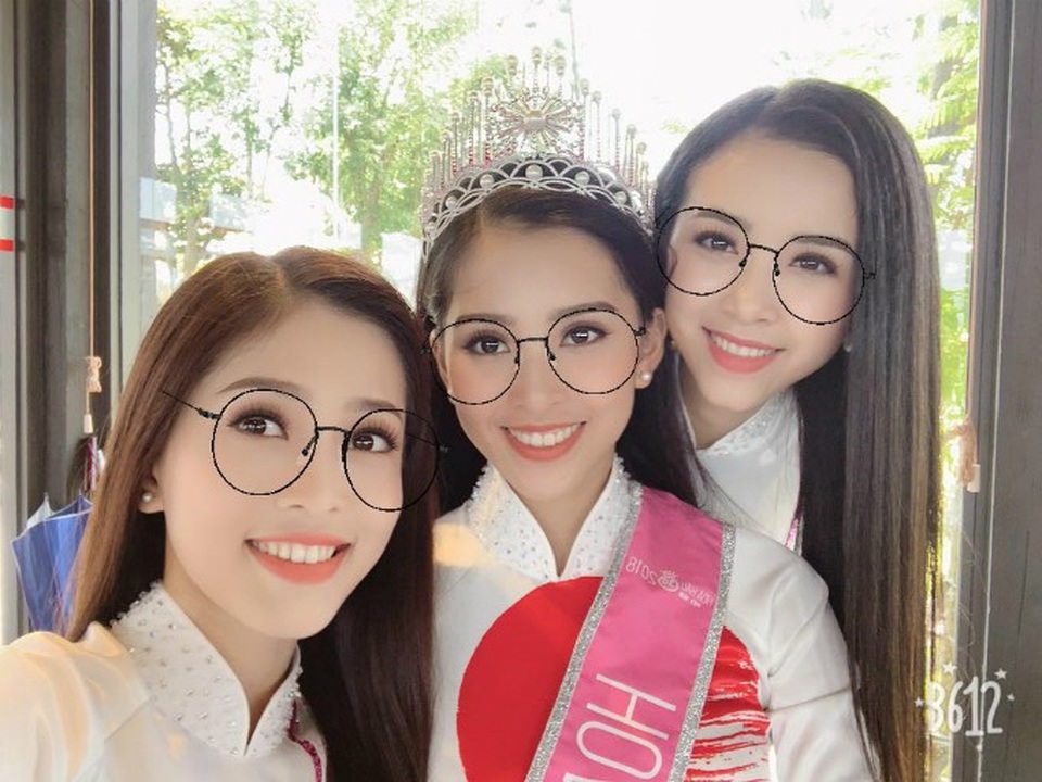 Tân hoa hậu Tiểu Vy thân thiết cùng Ngọc Hân; Loạt sao Việt chia sẻ về đám cưới Trường Giang - 12 Á hậu 1 Bùi Phương Nga đăng tải bức ảnh cùng Trần Tiểu Vy và Thúy An sau khi tham dự một lễ hội ở Hội An. Người đẹp hài hước bình luận: Xong show nè tiễn cô út đi Paris. Cô út nhớ quà của hai chế nha.