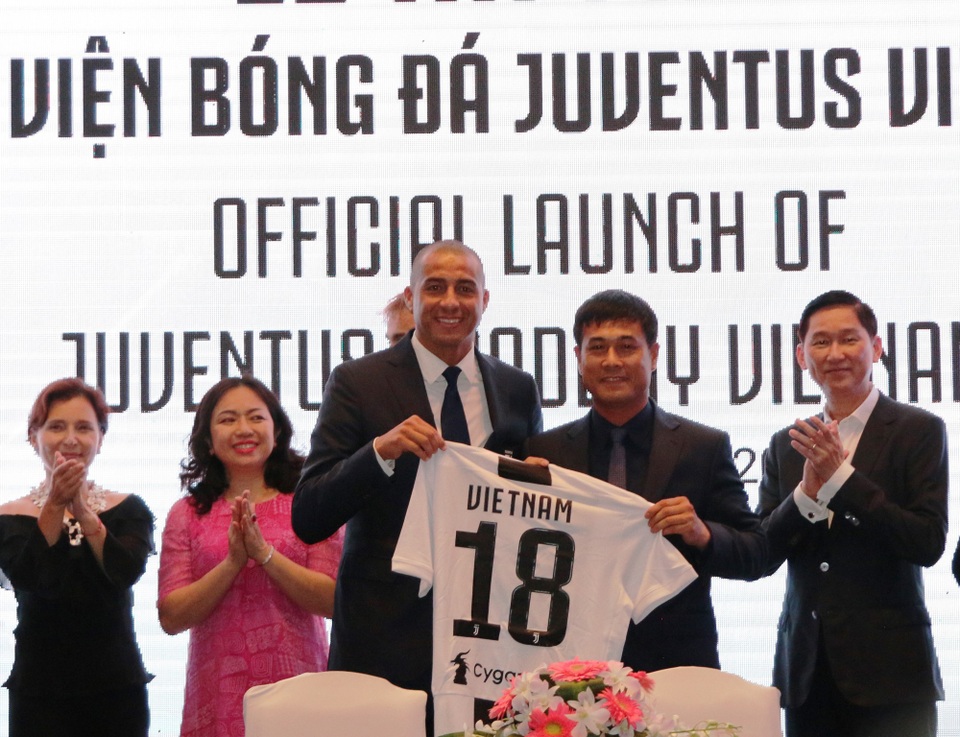 Cựu danh thủ David Trezeguet đến Việt Nam - 1 Cựu danh thủ David Trezeguet và cựu HLV đội tuyển quốc gia Nguyễn Hữu Thắng trong ngày ra mắt học viện bóng đá Juventus tại Việt Nam