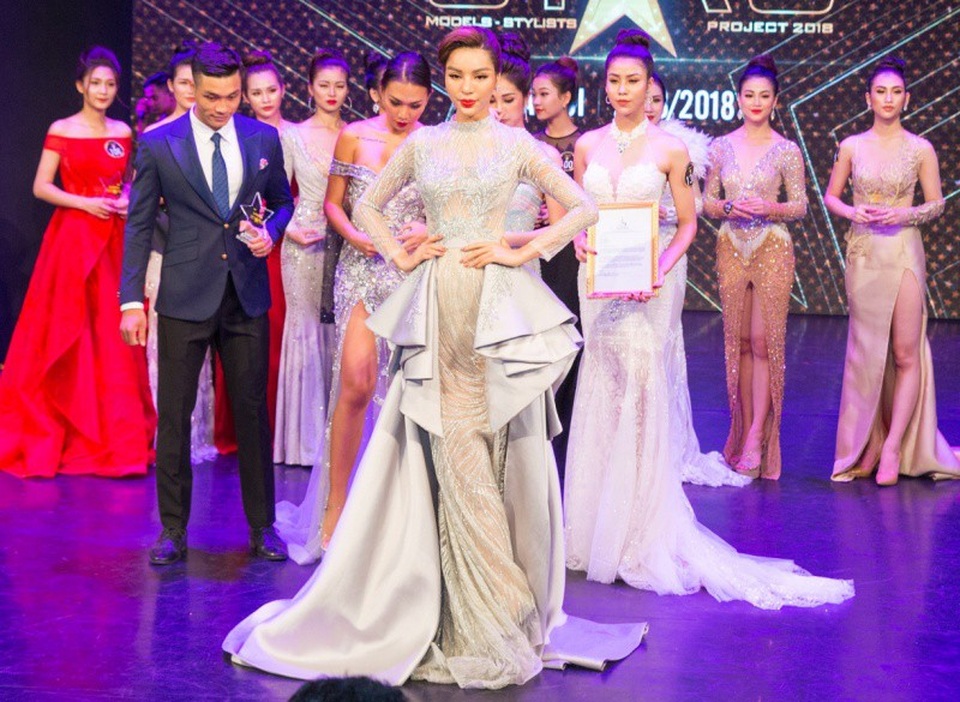 “Mỹ nhân sexy nhất châu Á” được cấp phép dự thi Siêu mẫu Quốc tế 2018 - 2 Đây là 1 trong 10 cuộc thi nhan sắc mà Leading Media giữ bản quyền tại Việt Nam, Dương Nguyễn Khả Trang là thành viên đầu tiên của dự án “Ngôi sao danh vọng” bước vào “chinh chiến” trên đấu trường Quốc tế sau buổi casting của dự án tại Hà Nội vừa qua.