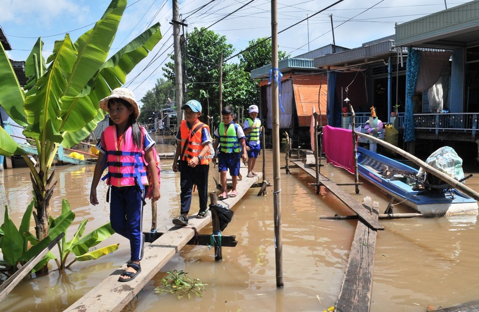 “Nếu không có mấy chú đưa rước, tụi con chẳng biết làm sao đến trường” - 2 Nhiều người dân phải bắc cầu ván như thế này để đi lại