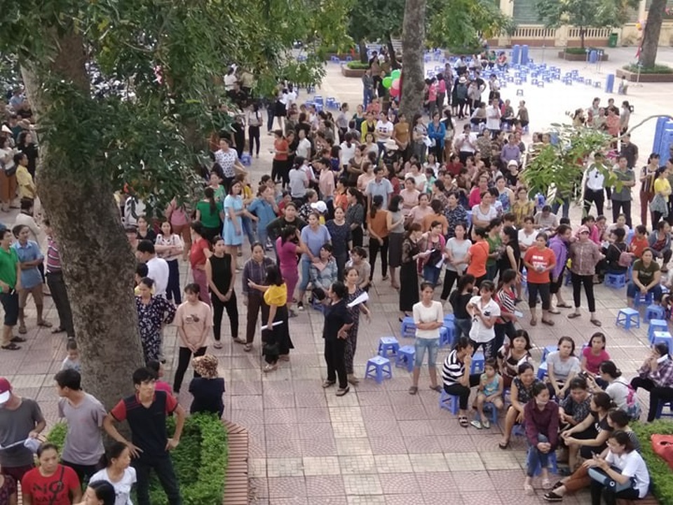 Hàng trăm phụ huynh “quây”, tố trường làng lạm thu gần 8 triệu đồng trước khai giảng - 3 Mặc dù cuộc họp đã tan từ lâu nhưng hàng trăm phụ huynh không ra về, họ nắn lại để yêu cầu hiệu trưởng trả lời cụ thể. (Ảnh: Mỹ Hà).