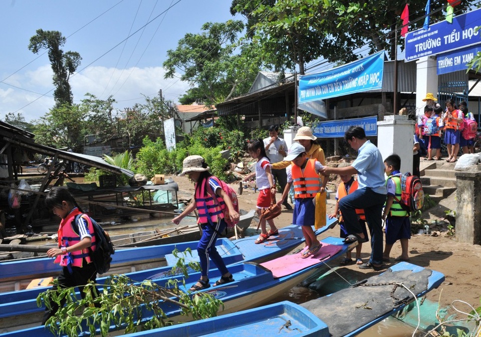 “Nếu không có mấy chú đưa rước, tụi con chẳng biết làm sao đến trường” - 3 Hiện trường tiểu học B VĨnh Hội Đông tổ chức đưa đón 151 em học sinh bằng vỏ lãi đến trường hàng ngày