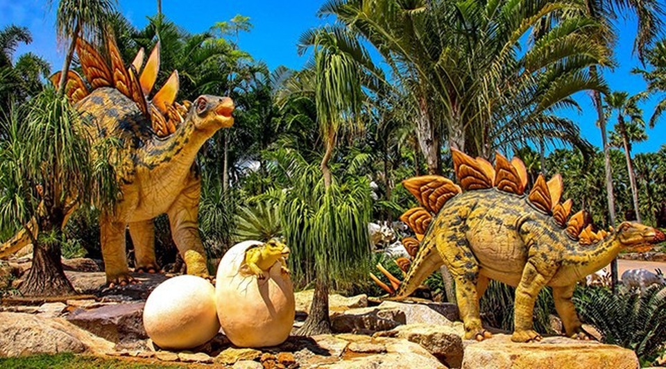 Du lịch xanh ở thiên đường Nong Nooch thu hút du khách Việt - 2 Khu vườn khủng long trong công viên Nong Nooch