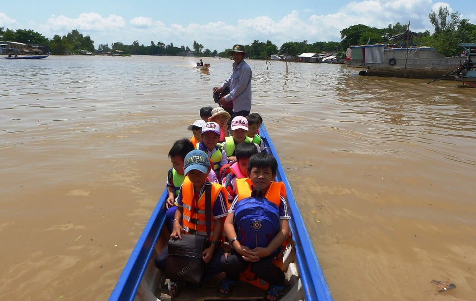 “Nếu không có mấy chú đưa rước, tụi con chẳng biết làm sao đến trường” - 4 Các cháu xuống đò về nhà tuyệt đối phải mặc áo phao