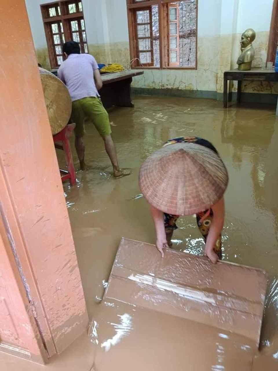 “Chúng tôi khai giảng lấy ngày, sau đó vẫn phải nghỉ học để khắc phục hậu quả lũ lụt” - 5
Các phòng học vẫn còn đầy bùn đất chưa thể dọn sạch