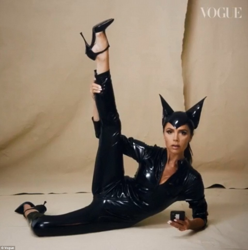 Gia đình Beckham hạnh phúc trên tạp chí Vogue - 4
Victoria Beckham diện lại bộ đồ da bóng cô từng mặc trong MV Say Youll Be There cách đây 22 năm