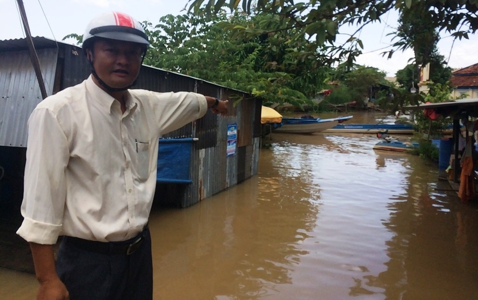 “Nếu không có mấy chú đưa rước, tụi con chẳng biết làm sao đến trường” - 1
Thầy Hà Minh Phương - Phó hiệu trưởng trường tiểu học B Vĩnh Hội Đông chỉ con đường dẫn đến trường bị ngập như thế này