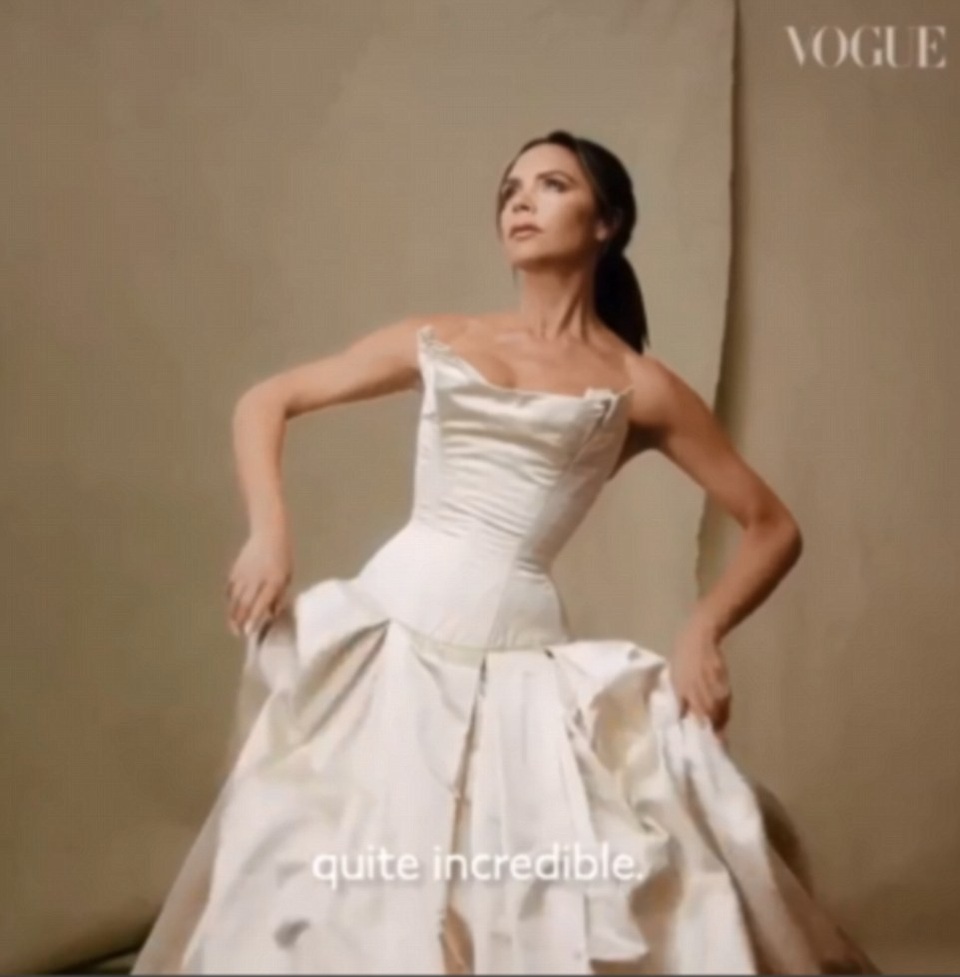 Gia đình Beckham hạnh phúc trên tạp chí Vogue - 6
Bà Beck cũng mặc lại chiếc váy cưới hiệu Vivienne Westwood