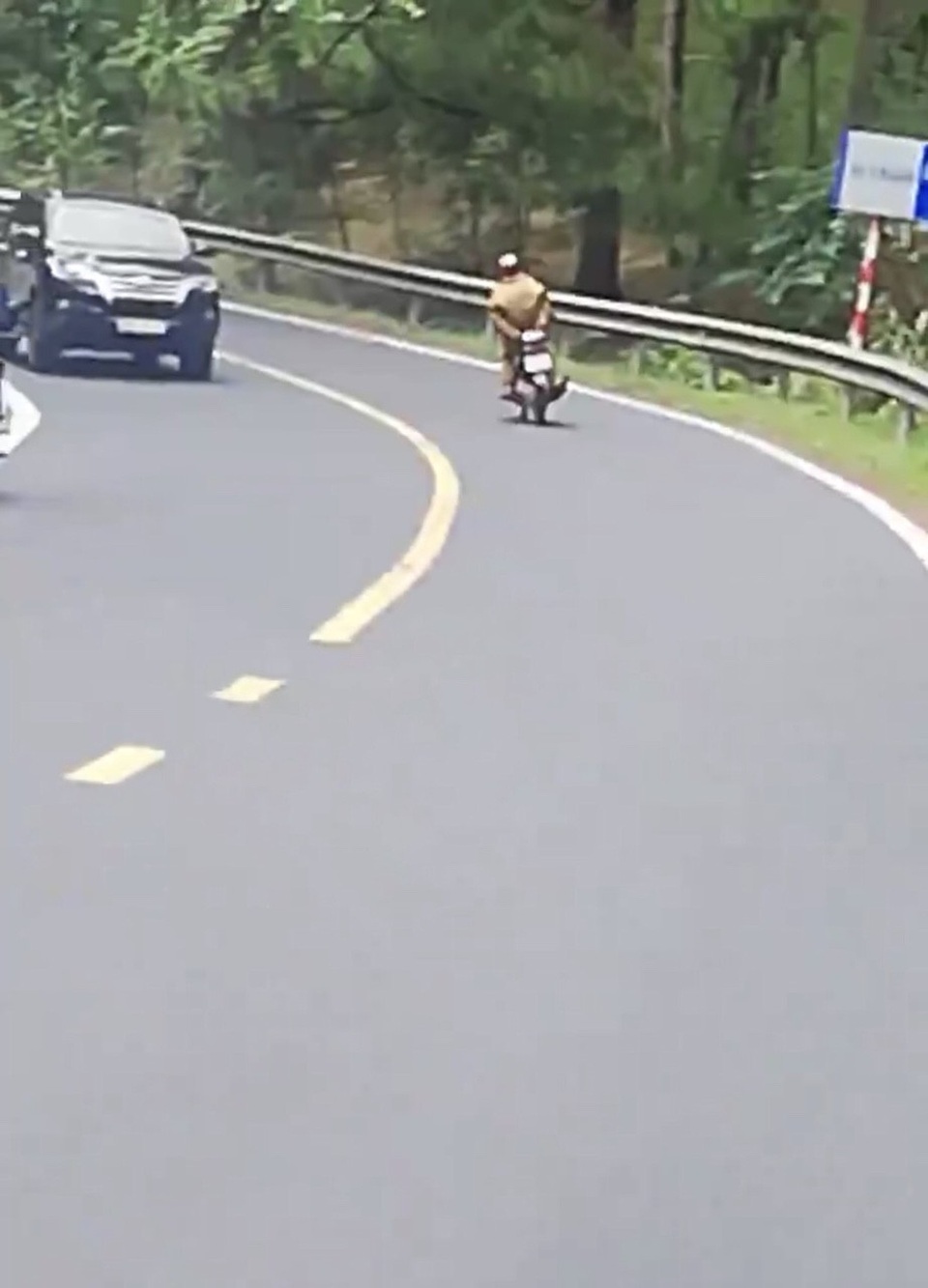 Thót tim cảnh người đàn ông chạy xe máy buông 2 tay khi đổ đèo - 2
Đoan clip cho thấy người đàn ông thản nhiên buông tay khi điều khiển xe máy đổ đèo, trong khi trên đường vẫn có rất nhiều phương tiện qua lại (ảnh cắt từ clip)