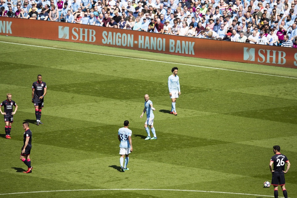 Man City diễu hành chức vô địch Premier League tại Việt Nam - 3
Thương hiệu SHB – đối tác duy nhất về tài chính tại khu vực Đông Dương chúc
mừng Manchester City trong ngày đăng quang ngôi vô địch