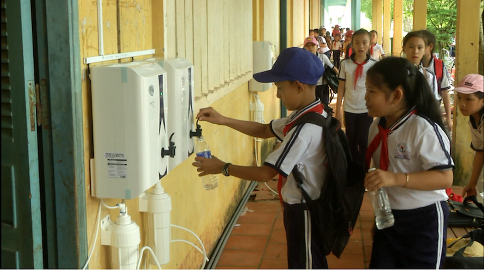 Giải bài toán khó nước sạch học đường tại Bến Tre - 3 Các em học sinh nô nức lấy nước uống sạch