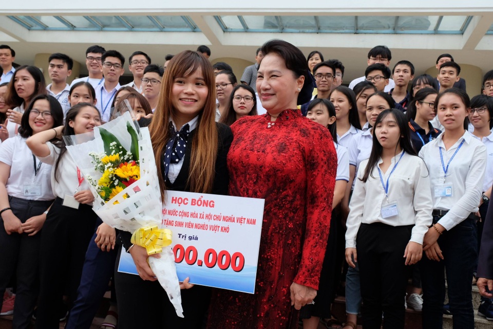 Chủ tịch Quốc hội Nguyễn Thị Kim Ngân: Tự chủ đại học phải gắn chặt với cơ chế giải trình - 3
Chủ tịch Quốc hội Nguyễn Thị Kim Ngân tặng học bổng đến sinh viên ĐH Quốc gia TPHCM.